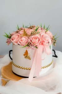 Elegancki Biały Flower Box z Różami i Kokardą