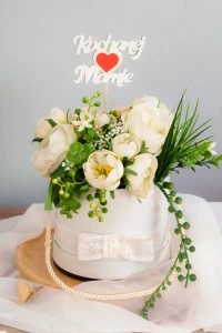 Elegancki Biały Flower Box z Kremowymi Różami i Koronką